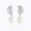 Caroline Svedbom Seadora Örhängen / Pearl - Rhodium